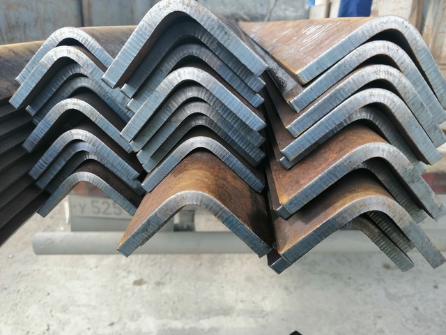 Уголок стальной гнутый равнополочный 30ХГСА 160х160х4 мм ГОСТ 19771-93